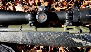 Action évidée et gravée.