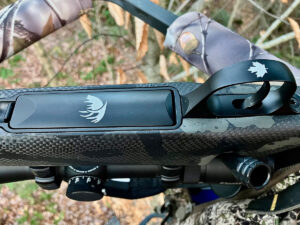 Gravures sous le pontet et dessous du magasin..