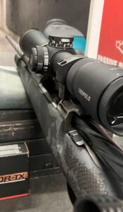 Crosse légère et rigide en fibre de carbone.